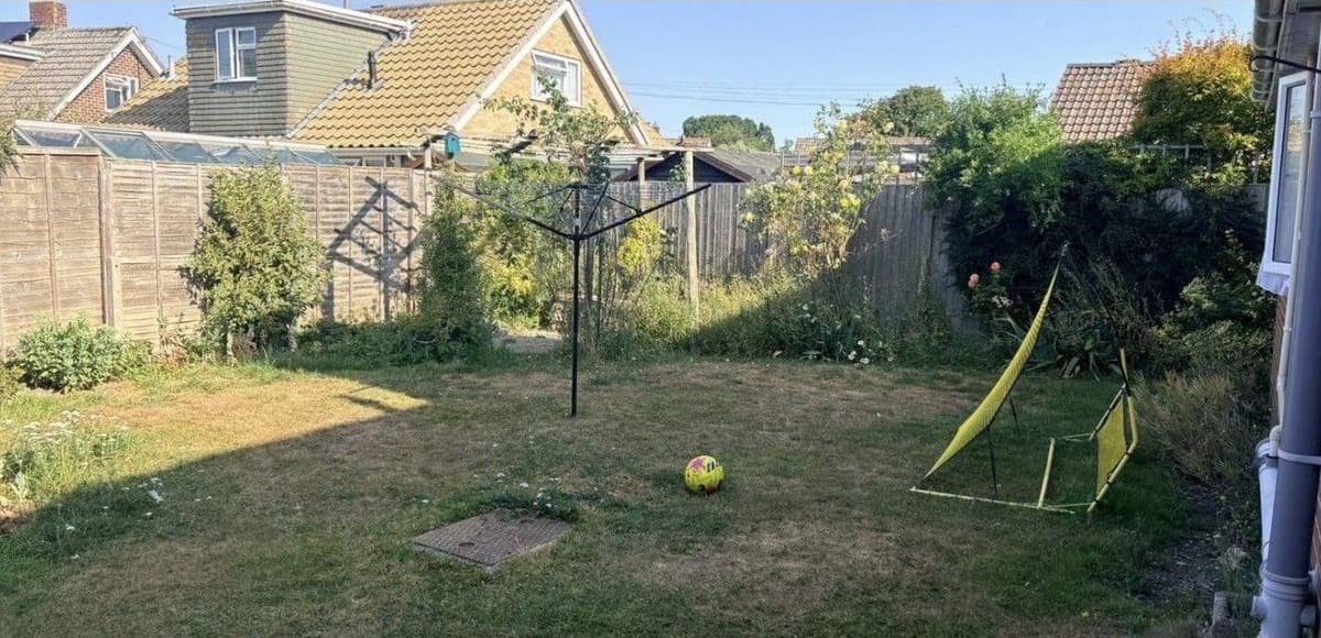 Before: garden tidy and border work in Pennington